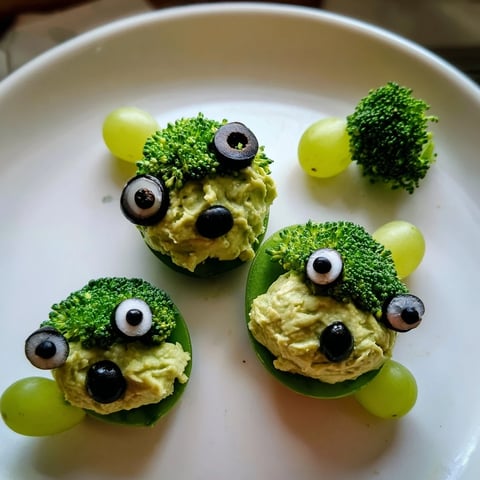 Attaque d'Extraterrestres Snacks Verts, a colorful platter of alien veggie faces with tortilla chips.