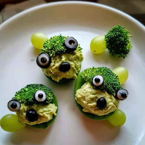 Attaque d'Extraterrestres Snacks Verts, a colorful platter of alien veggie faces with tortilla chips.