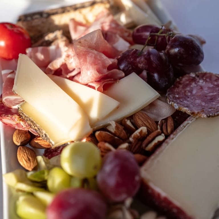 A beautifully arranged Planche Montagne Aventure Collation with crusty bread and colorful, fresh ingredients.